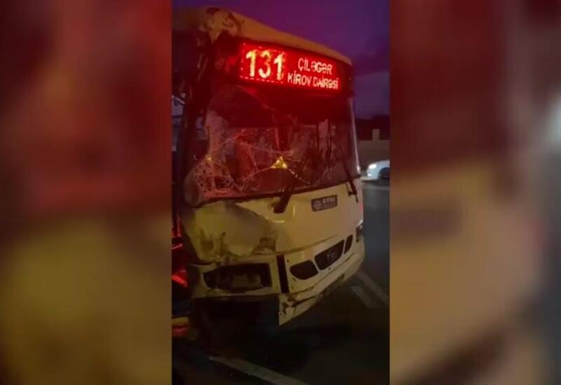 Авария с участием двух автобусов в Баку