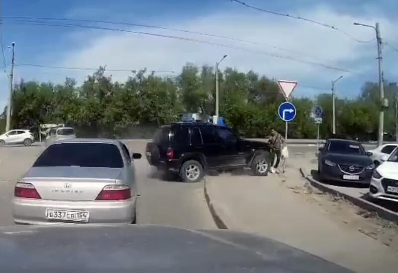 На видео попало, как Jeep припечатал к столбу пешехода в Новосибирске