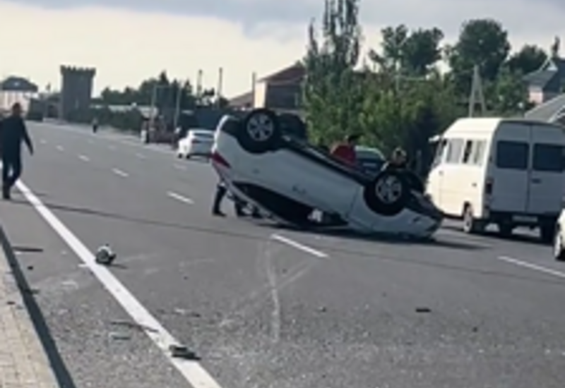 Avtomobil piyadanı vurmamaq üçün maneəyə dəyib aşdı