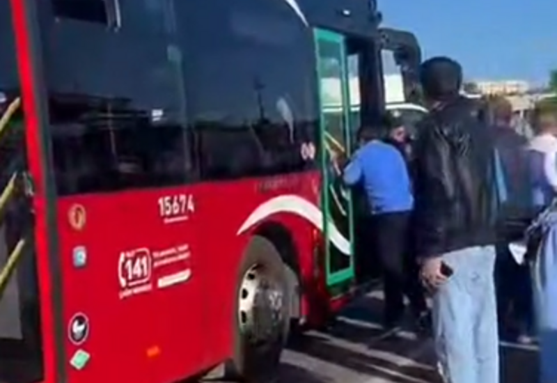 Bakıda avtobusda insident - Naməlum şəxs sərnişinə hücum etd