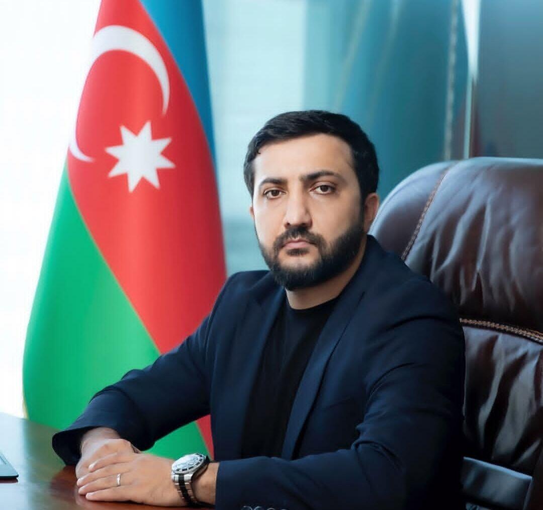 Aysunun keçmiş əri özündən 16 yaş kiçik xanımla