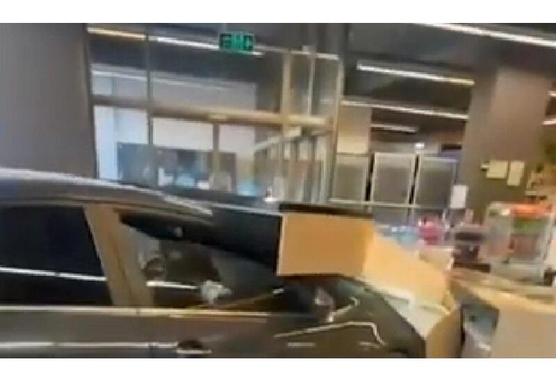 На Абшероне автомобиль влетел в магазин