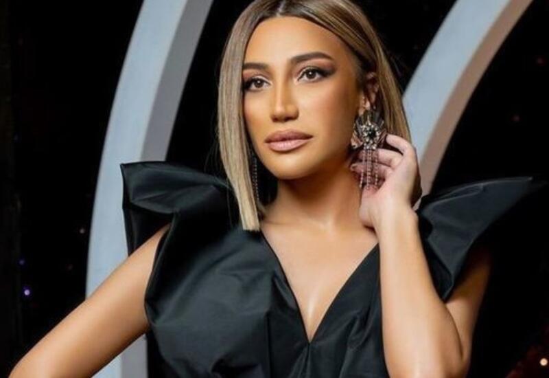 Röya lüks avtomobilləri ilə görüntüləndi