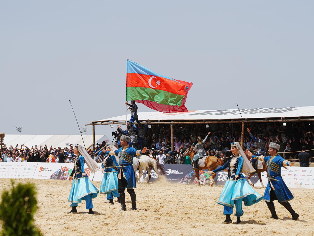 Türkiyə Prezidenti Rəcəb Tayyib Ərdoğan və xanımı Azərbaycan nümayəndə heyətinin çıxışını izlədilər