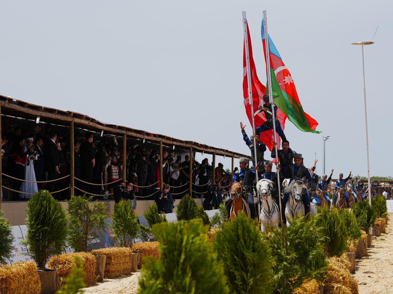 Türkiyə Prezidenti Rəcəb Tayyib Ərdoğan və xanımı Azərbaycan nümayəndə heyətinin çıxışını izlədilər