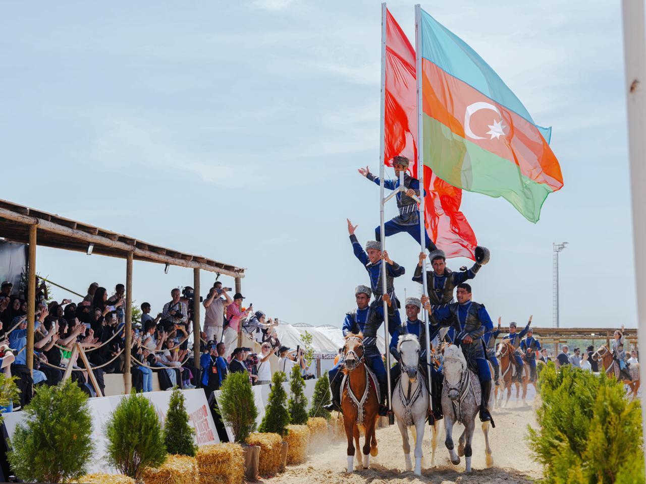 Türkiyə Prezidenti Rəcəb Tayyib Ərdoğan və xanımı Azərbaycan nümayəndə heyətinin çıxışını izlədilər