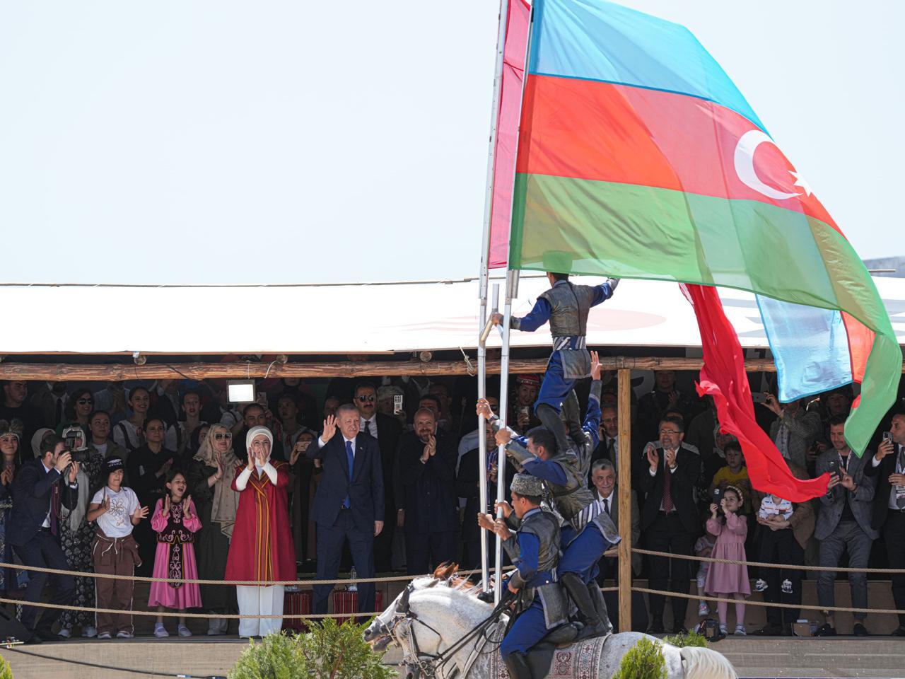 Türkiyə Prezidenti Rəcəb Tayyib Ərdoğan və xanımı Azərbaycan nümayəndə heyətinin çıxışını izlədilər