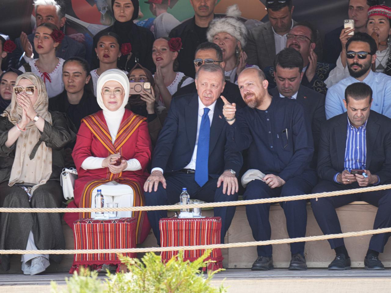 Türkiyə Prezidenti Rəcəb Tayyib Ərdoğan və xanımı Azərbaycan nümayəndə heyətinin çıxışını izlədilər