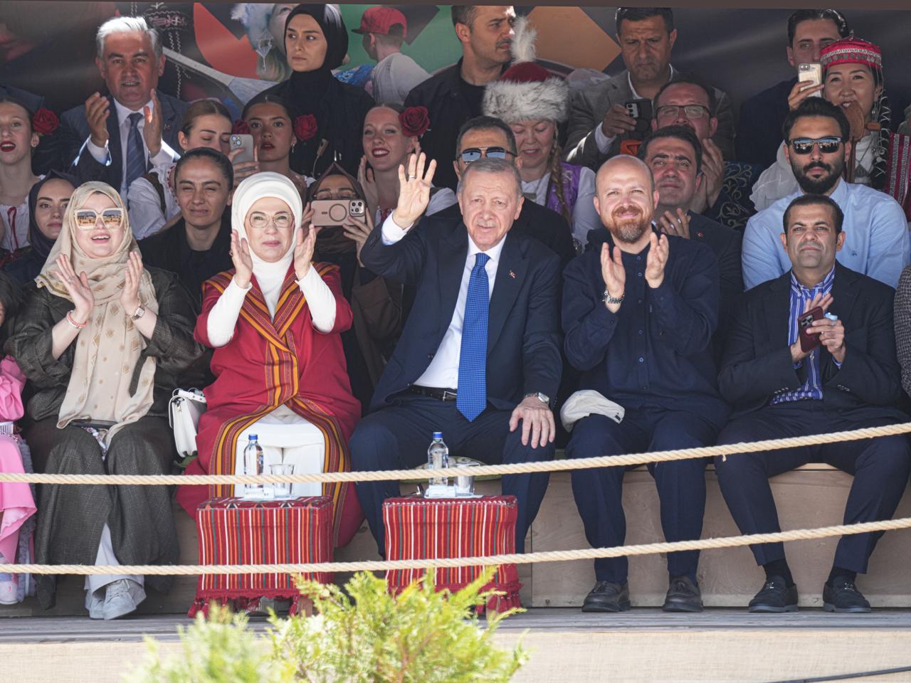 Türkiyə Prezidenti Rəcəb Tayyib Ərdoğan və xanımı Azərbaycan nümayəndə heyətinin çıxışını izlədilər