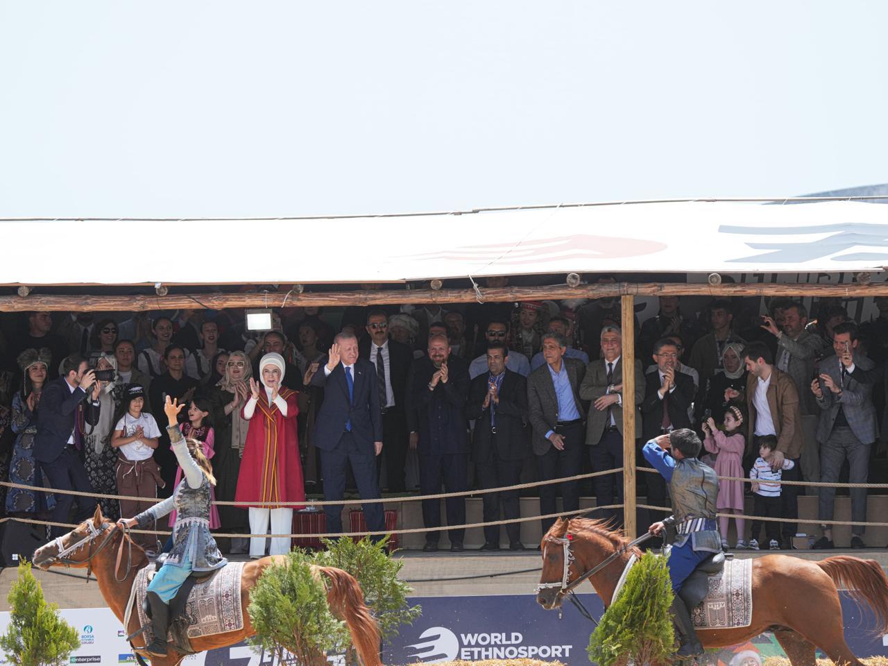 Türkiyə Prezidenti Rəcəb Tayyib Ərdoğan və xanımı Azərbaycan nümayəndə heyətinin çıxışını izlədilər