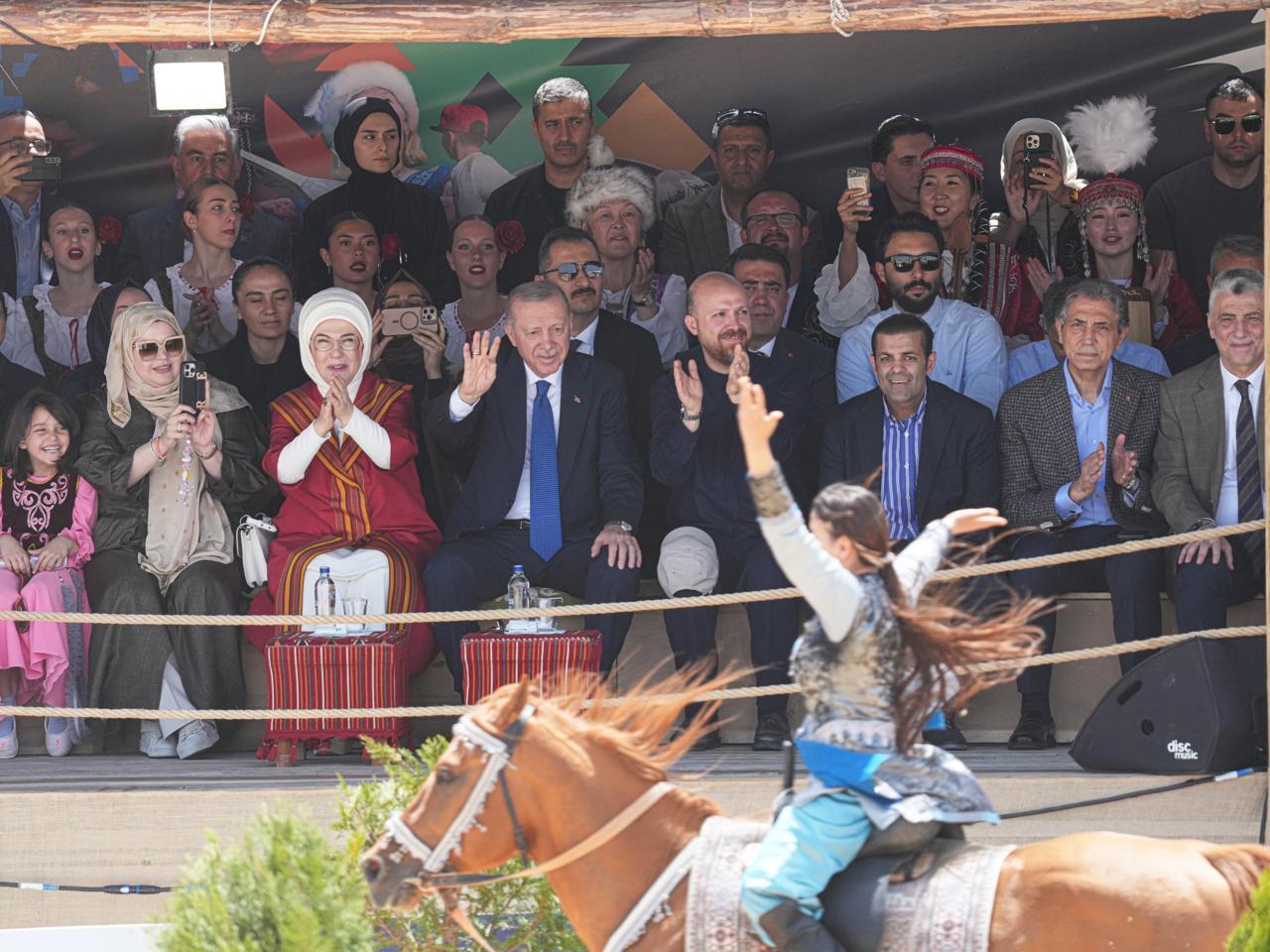 Türkiyə Prezidenti Rəcəb Tayyib Ərdoğan və xanımı Azərbaycan nümayəndə heyətinin çıxışını izlədilər