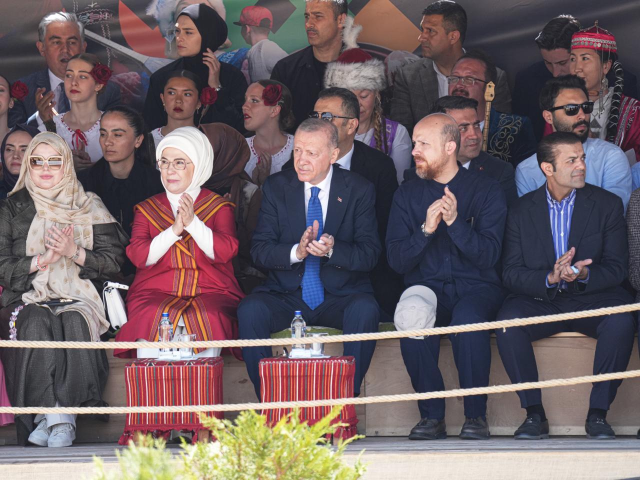 Türkiyə Prezidenti Rəcəb Tayyib Ərdoğan və xanımı Azərbaycan nümayəndə heyətinin çıxışını izlədilər
