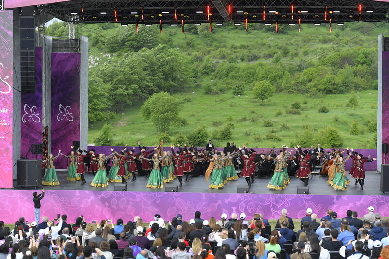 “Xarıbülbül” Beynəlxalq Musiqi Festivalında Polad Bülbüloğlunun konserti olub