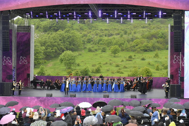 “Xarıbülbül” Beynəlxalq Musiqi Festivalında Polad Bülbüloğlunun konserti olub