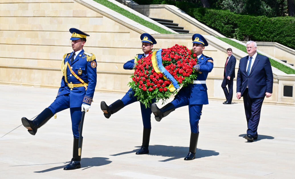 Министр иностранных дел Украины посетил в Баку Парк Победы и Шехидляр хиябаны