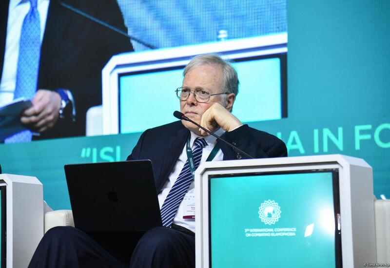 Коул Дарем призвал к всесторонней борьбе с исламофобией