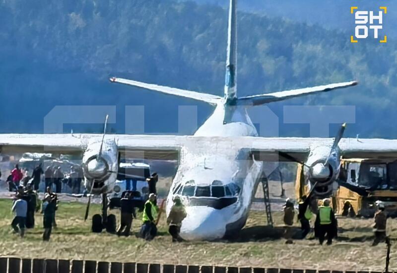Самолет совершил жесткую посадку в России и выкатился за пределы полосы