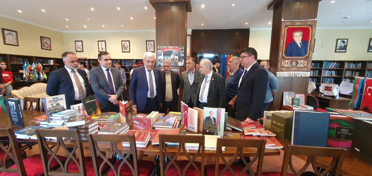"Дому Азербайджана" в Ыгдыре переданы книги