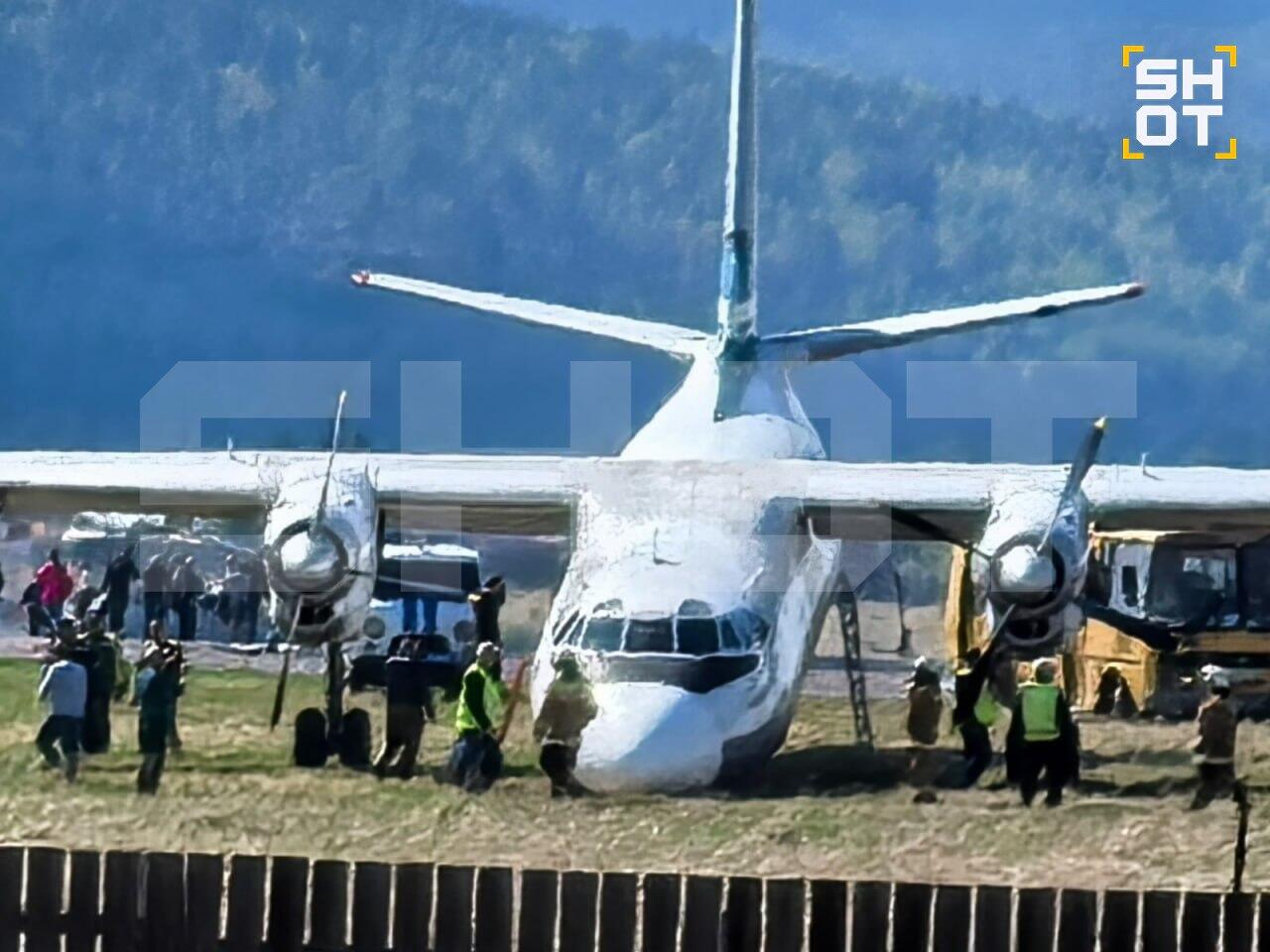 Самолет совершил жесткую посадку в России и выкатился за пределы полосы