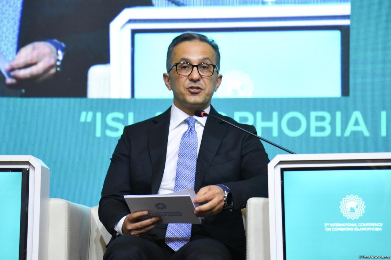 Bakıda “İslamofobiya diqqət mərkəzində: Qərəzin ifşası, stiqmaların dağıdılması” mövzusunda beynəlxalq konfransın birinci günü başa çatıb