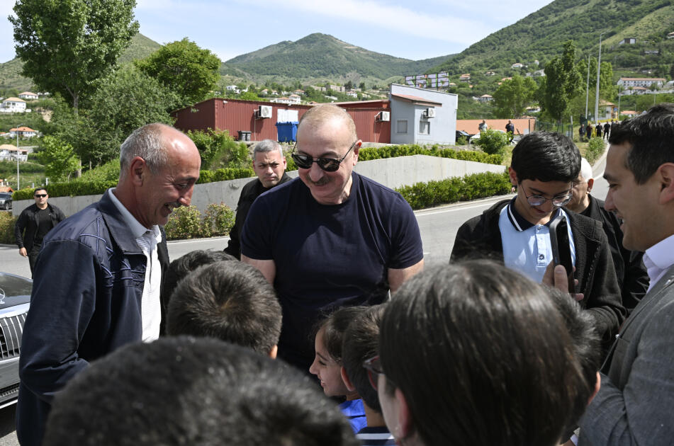 Prezident İlham Əliyev Laçın şəhərində sakinlərlə görüşüb