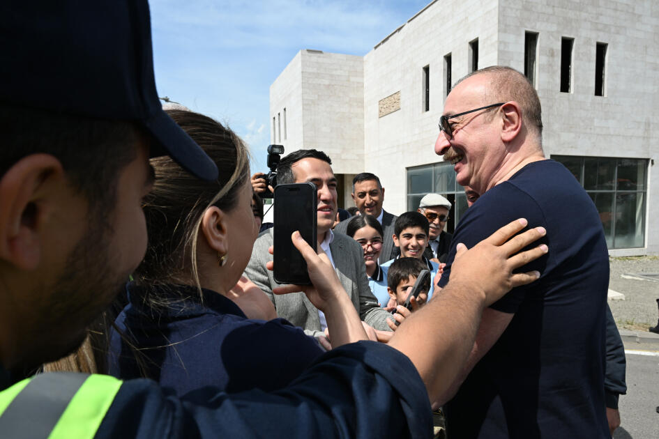Prezident İlham Əliyev Laçın şəhərində sakinlərlə görüşüb