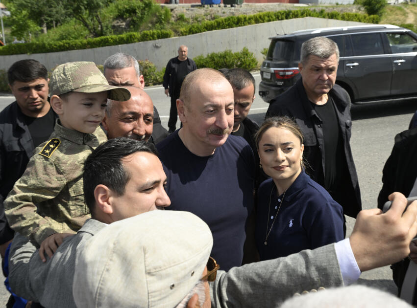 Prezident İlham Əliyev Laçın şəhərində sakinlərlə görüşüb
