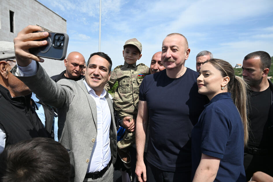 Prezident İlham Əliyev Laçın şəhərində sakinlərlə görüşüb