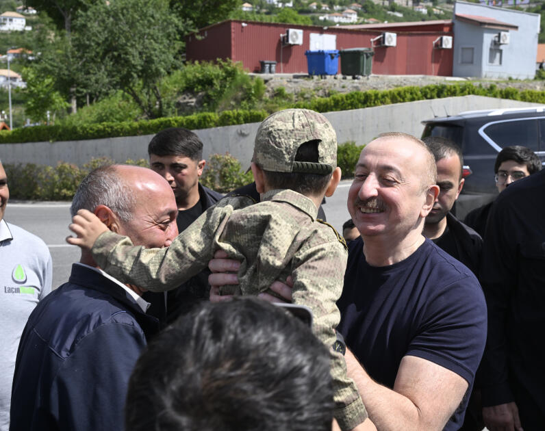 Prezident İlham Əliyev Laçın şəhərində sakinlərlə görüşüb