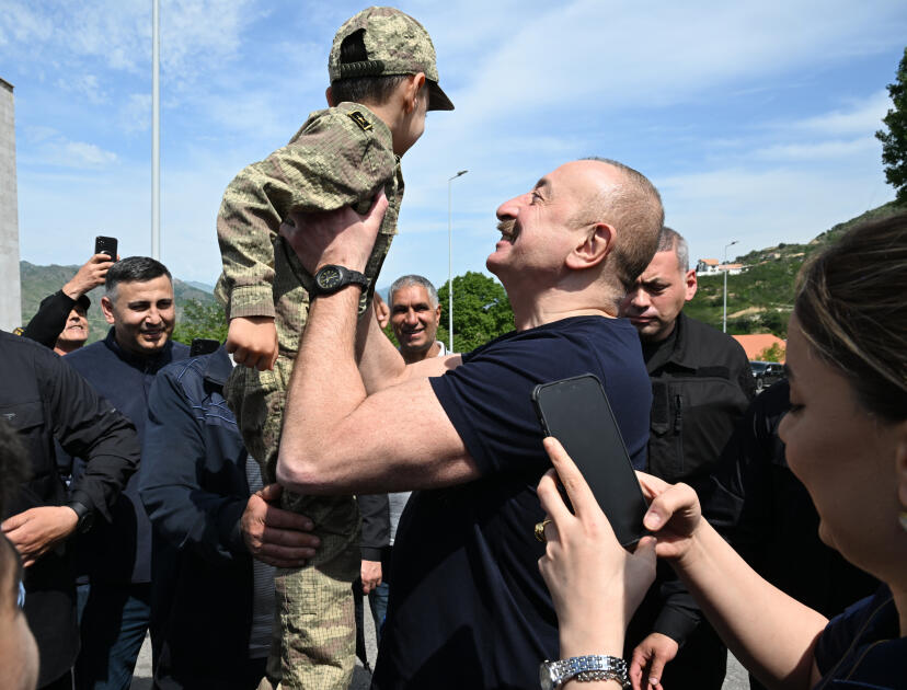 Prezident İlham Əliyev Laçın şəhərində sakinlərlə görüşüb