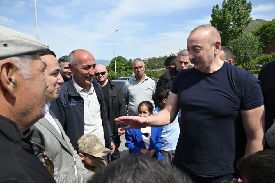 Prezident İlham Əliyev Laçın şəhərində sakinlərlə görüşüb