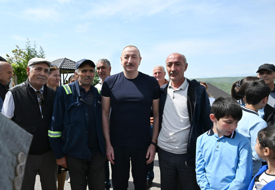Prezident İlham Əliyev Laçın şəhərində sakinlərlə görüşüb