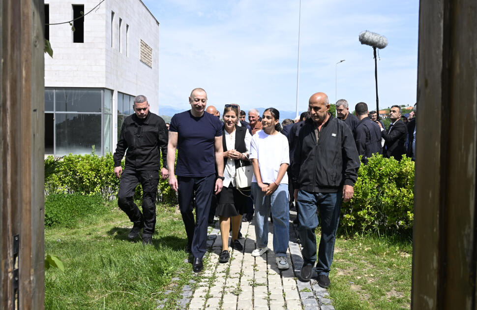 Prezident İlham Əliyev Laçın şəhərində sakinlərlə görüşüb