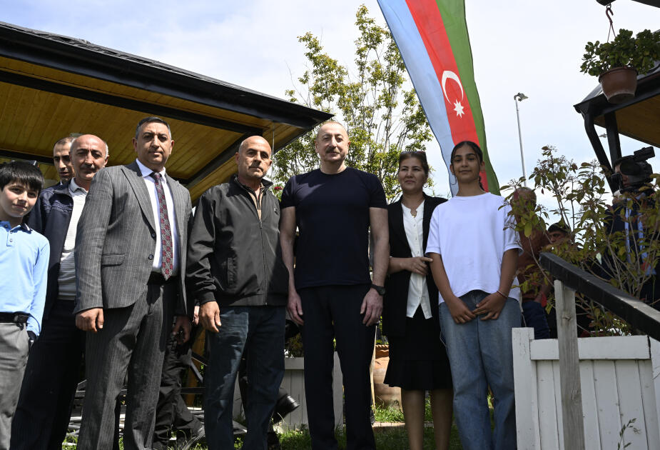 Prezident İlham Əliyev Laçın şəhərində sakinlərlə görüşüb