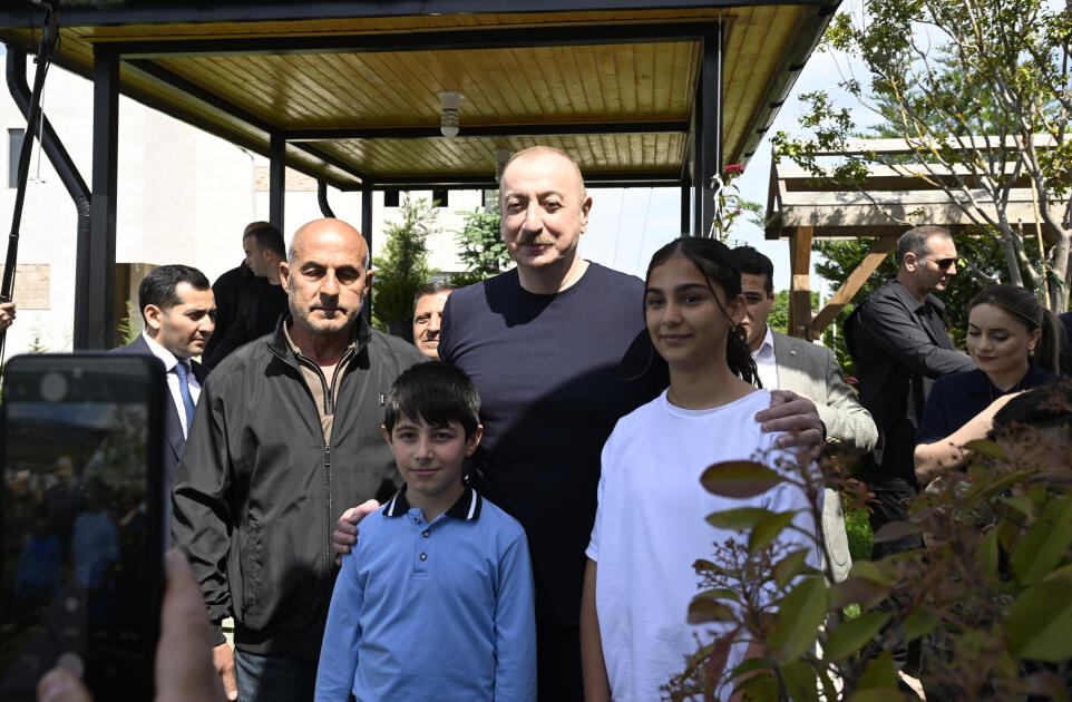 Prezident İlham Əliyev Laçın şəhərində sakinlərlə görüşüb