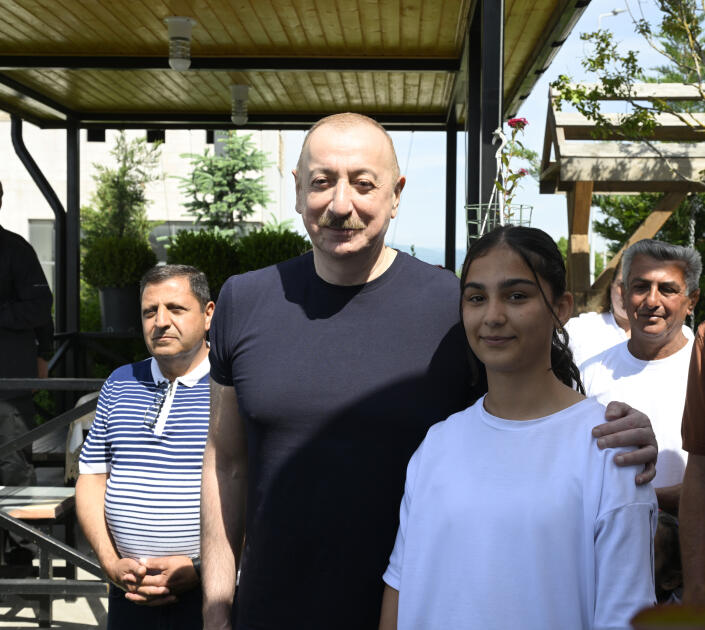 Prezident İlham Əliyev Laçın şəhərində sakinlərlə görüşüb