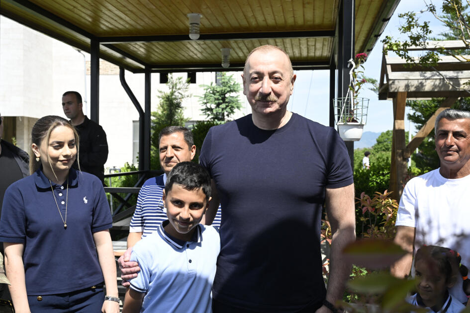 Prezident İlham Əliyev Laçın şəhərində sakinlərlə görüşüb
