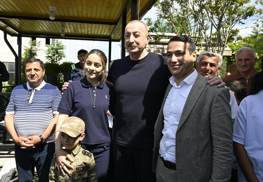 Prezident İlham Əliyev Laçın şəhərində sakinlərlə görüşüb