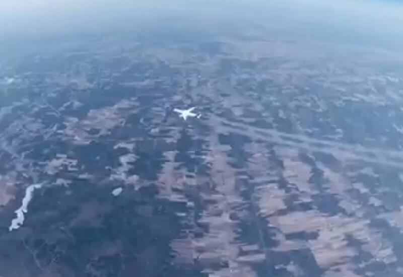 800 km/saat sürətlə uçan təyyarə metezondun kamerasına belə düşdü