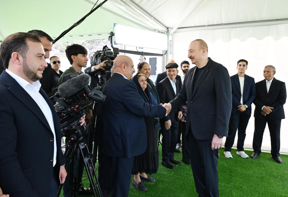 Президент Ильхам Алиев встретился с жителями, переселившимися в село Бейлик Лачинского района, вручил им ключи от домов