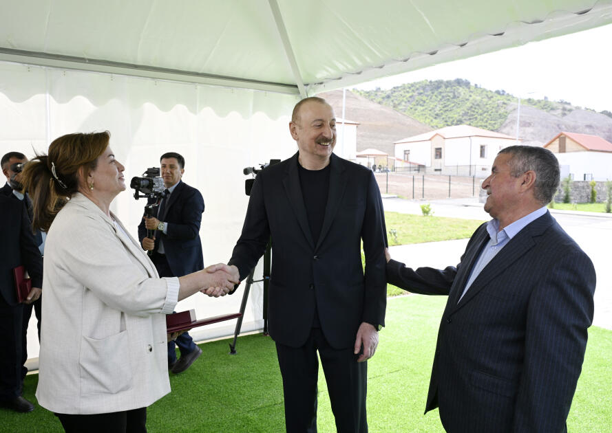 Президент Ильхам Алиев встретился с жителями, переселившимися в село Бейлик Лачинского района, вручил им ключи от домов