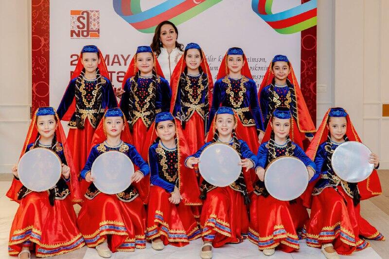 Концерт в честь Дня независимости Азербайджана в Детском центре SANAT
