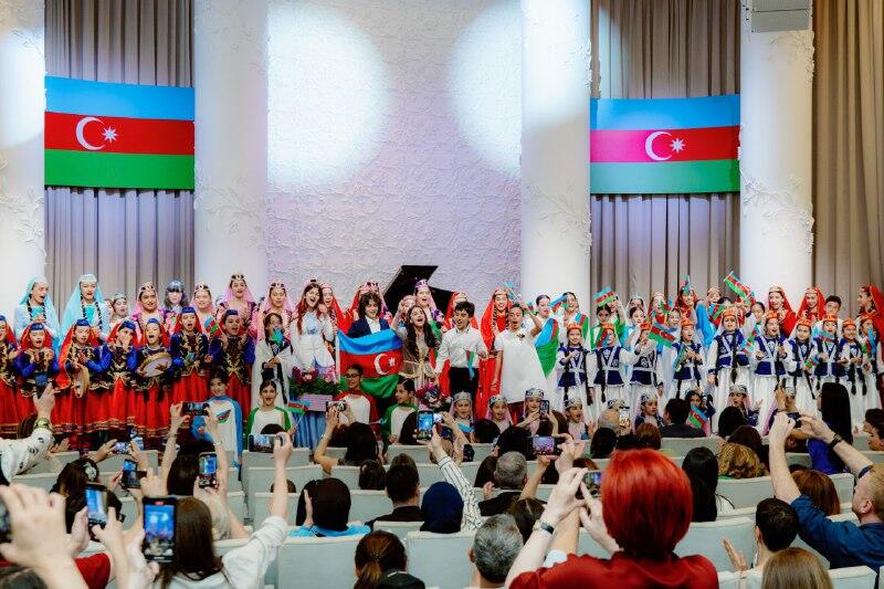 Концерт в честь Дня независимости Азербайджана в Детском центре SANAT