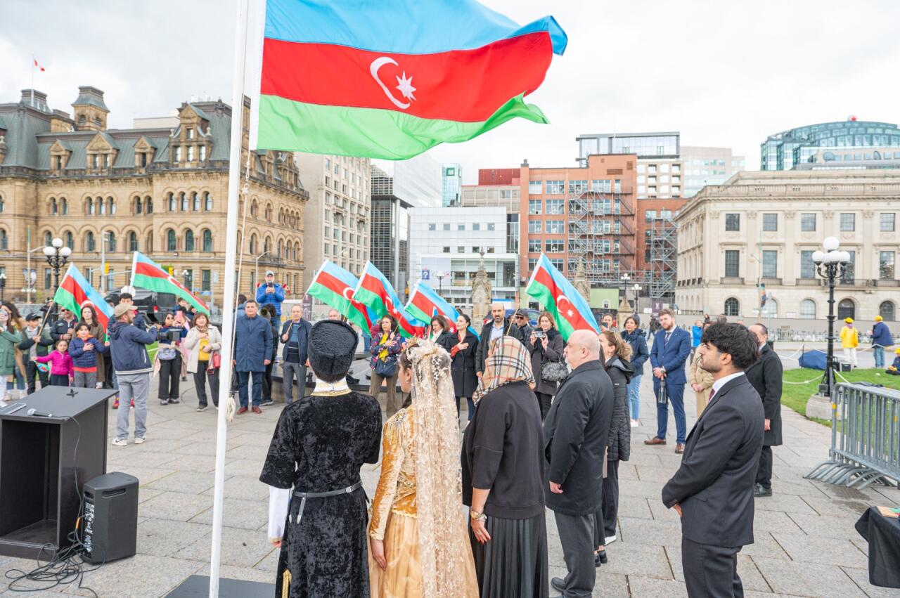 Kanada parlamentinin önündə Azərbaycan bayrağı qaldırılıb