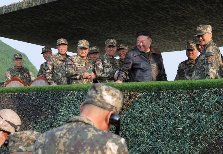 Ким Чен Ын с кофе и сигаретой руководил артиллерией