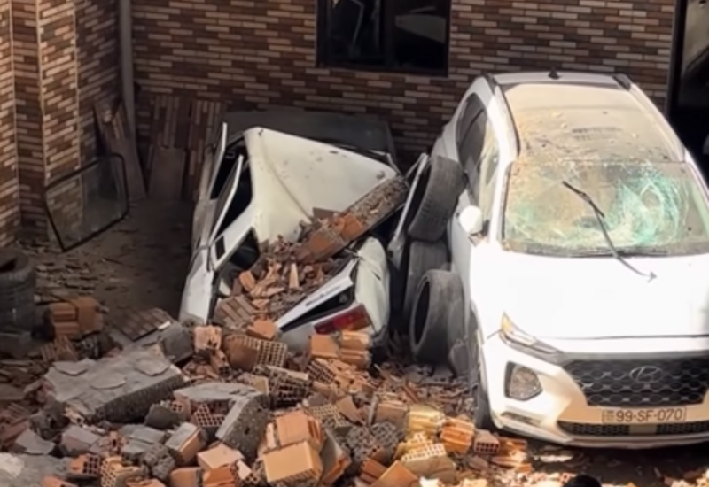 Gəncədə aşan divar maşınları bu hala saldı