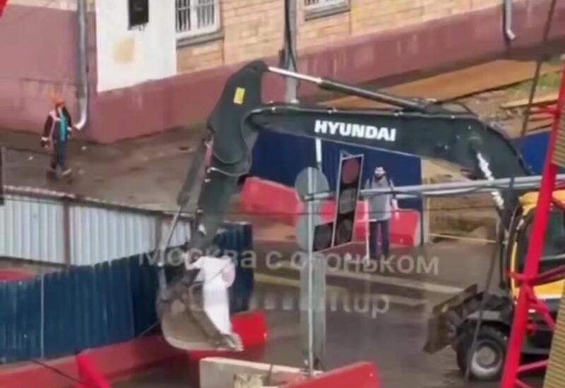 Экскаваторщик перевез девушку в ковше через лужу в Москве