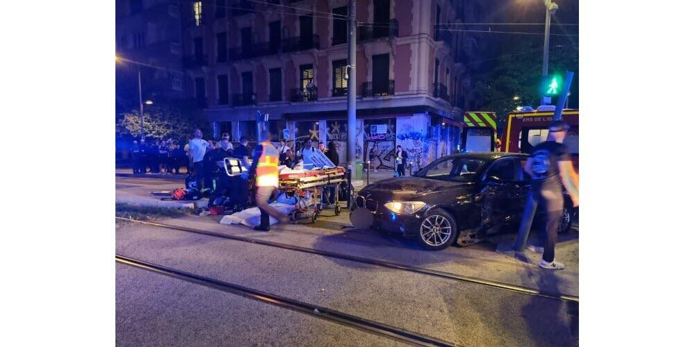 Во Франции автомобиль въехал в толпу футбольных фанатов
