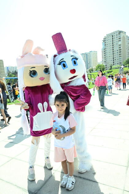 Heydər Əliyev Mərkəzinin parkında Uşaq festivalı keçirilib