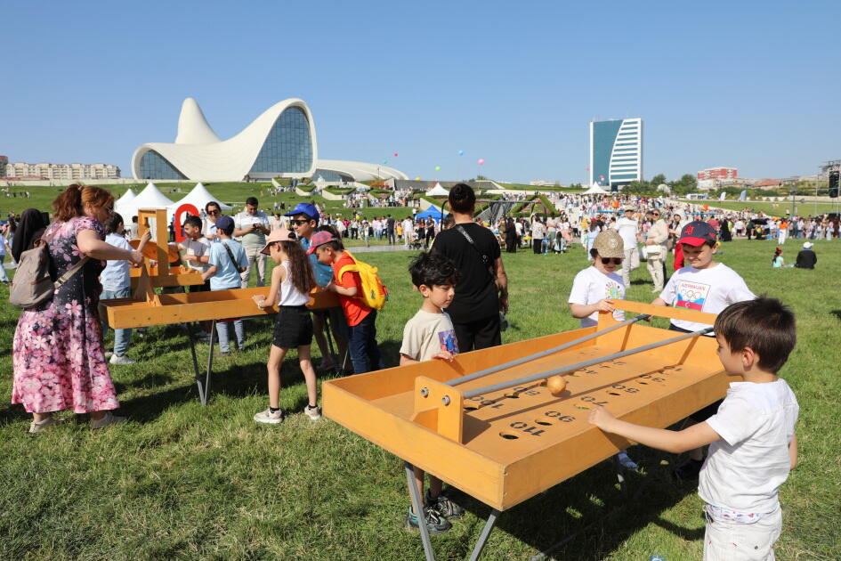 Heydər Əliyev Mərkəzinin parkında Uşaq festivalı keçirilib